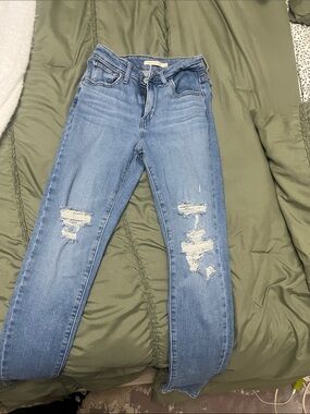 Levi Light Blue Distressed Women’s Jeans